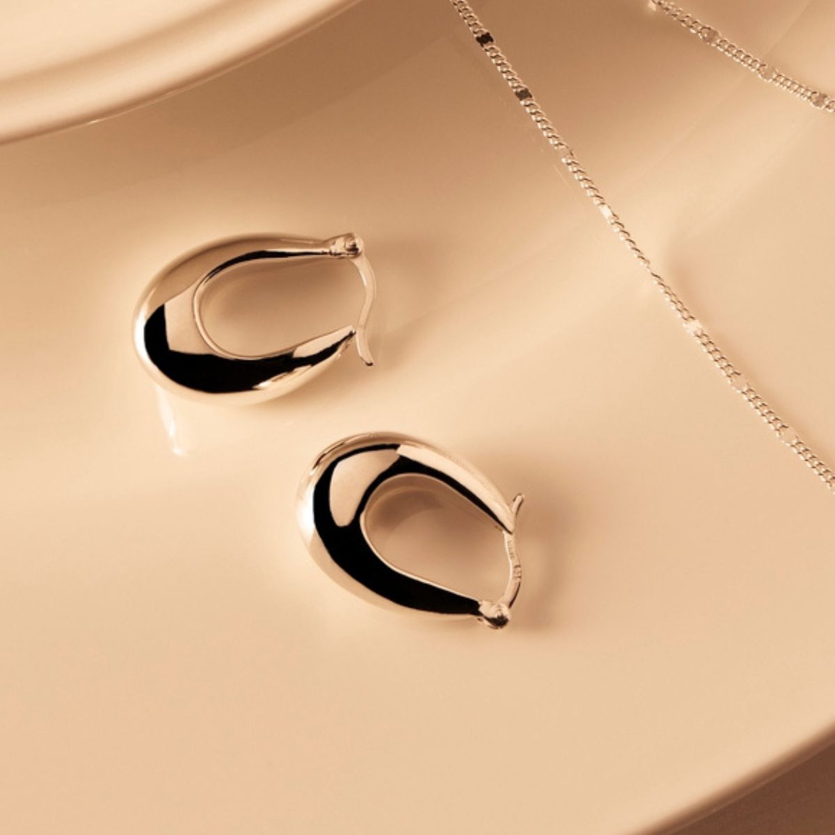 MAMAMIA | Gold jewellery is dead. Here's the best silver pieces we're shopping.