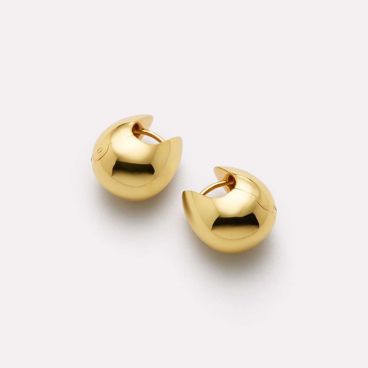 Yellow Gold Mode Huggie Earrings