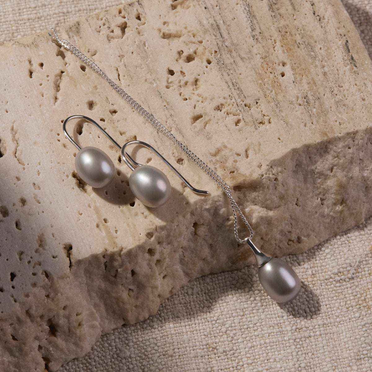 Isla Grey Pearl Earring