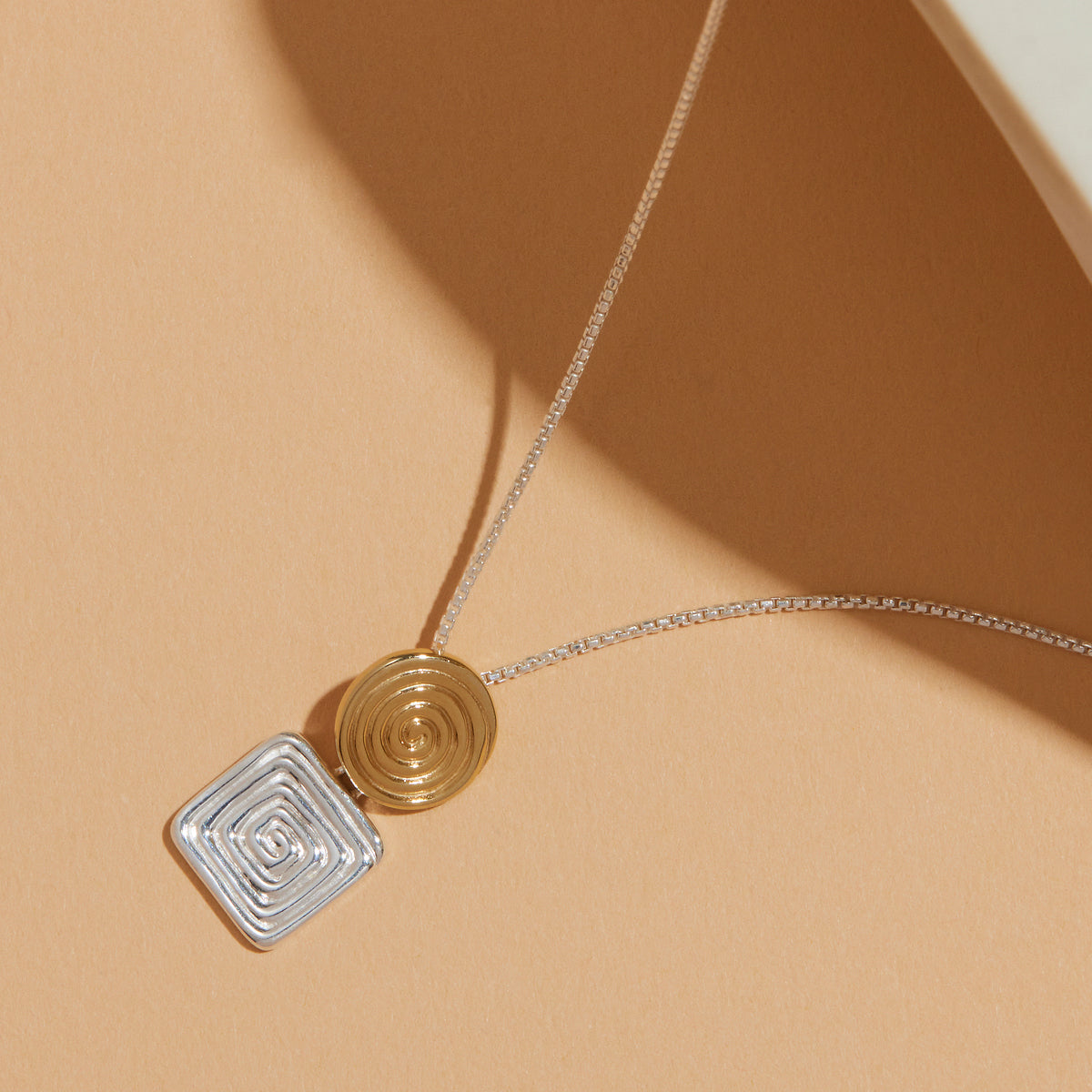 Labyrinthe Two-Tone Pendant