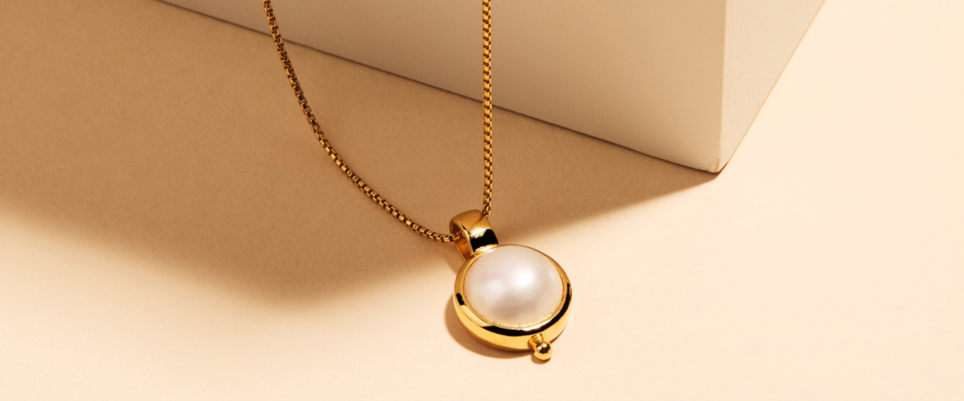 Women's Pearl Necklaces