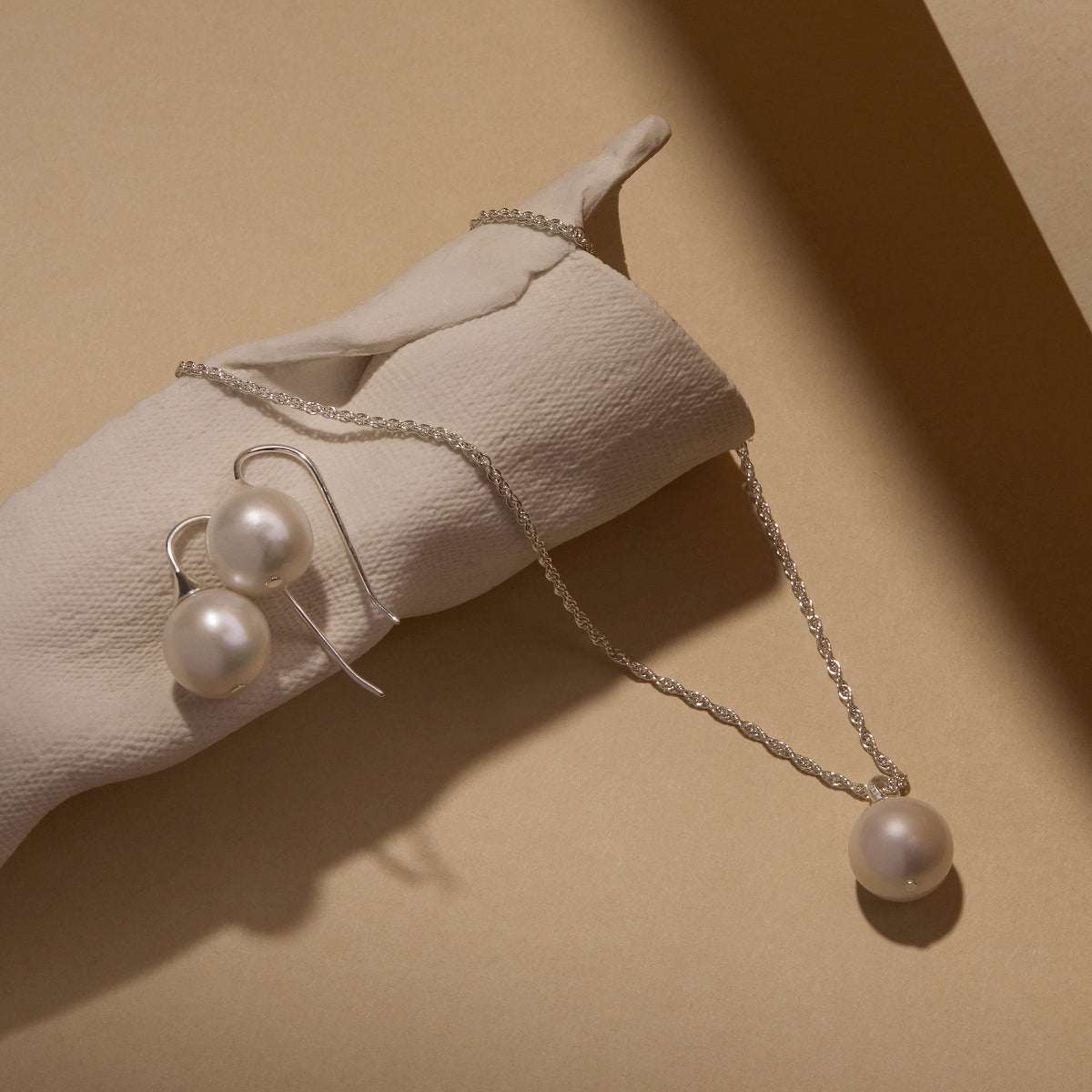 Luna Pearl Earring